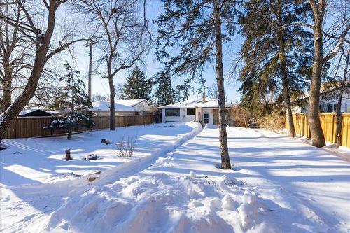 4 Teakwood Ave, Winnipeg, MB 