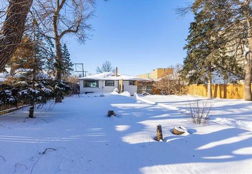 4 Teakwood Ave, Winnipeg, MB 
