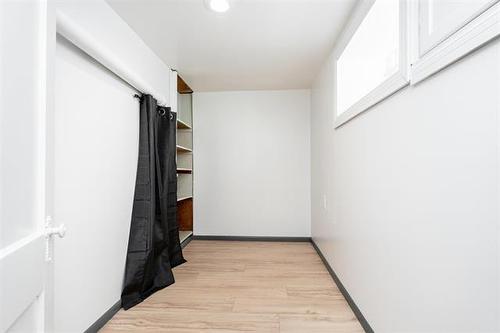 322 Kilbride Ave, Winnipeg, MB 