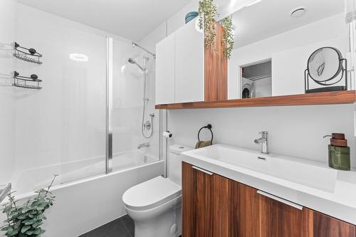 Bathroom - 202-594 Rue Nicolet, Montréal (Mercier/Hochelaga-Maisonneuve), QC - Indoor Photo Showing Bathroom