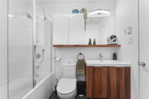 Bathroom - 202-594 Rue Nicolet, Montréal (Mercier/Hochelaga-Maisonneuve), QC - Indoor Photo Showing Bathroom