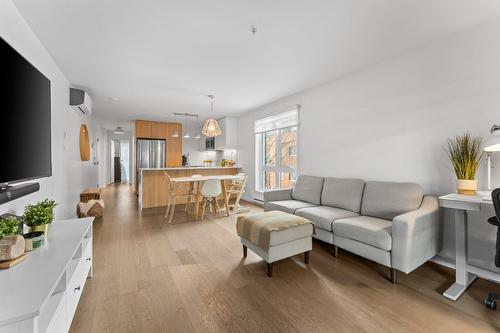 Living room - 202-594 Rue Nicolet, Montréal (Mercier/Hochelaga-Maisonneuve), QC - Indoor Photo Showing Living Room