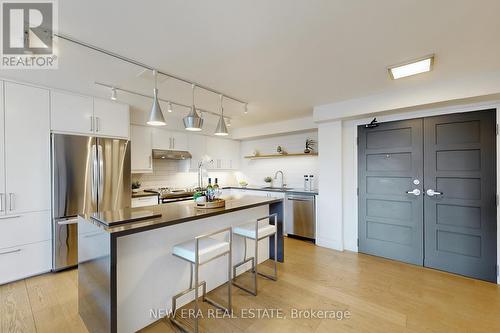 502 - 188 Spadina Avenue, Toronto, ON - Indoor Photo Showing Kitchen With Upgraded Kitchen