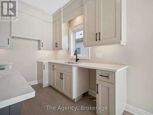26 Austin Drive, Welland (West Welland), ON - Indoor Photo Showing Kitchen With Double Sink