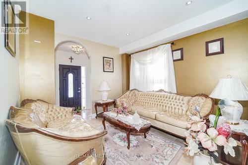 63 Echo Ridge Crescent, Vaughan, ON - Indoor Photo Showing Living Room