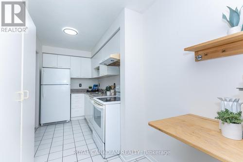 32 - 49 Goldenlight Circle, Brampton, ON - Indoor Photo Showing Kitchen