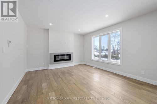 70 Royal Crescent, Southwold (Talbotville), ON - Indoor Photo Showing Living Room With Fireplace