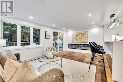877 Kingsway Drive, Burlington (Lasalle), ON - Indoor Photo Showing Living Room