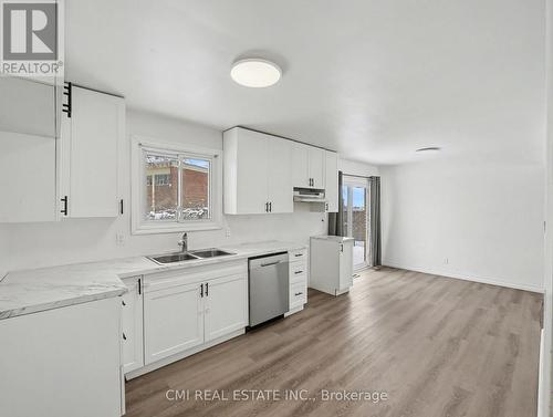 4306 East Avenue, Lincoln, ON - Indoor Photo Showing Kitchen With Double Sink