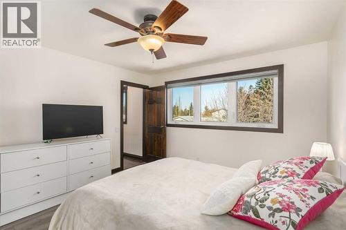 1315 Lake Michigan Crescent Se, Calgary, AB - Indoor Photo Showing Bedroom