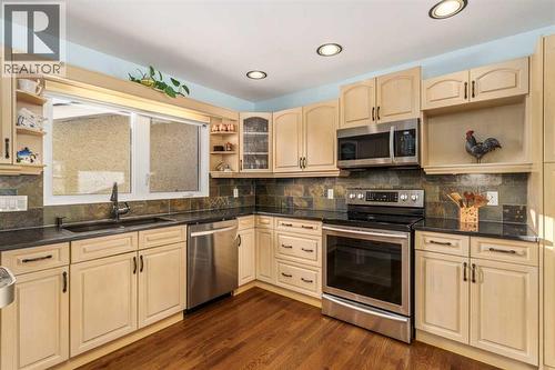 1315 Lake Michigan Crescent Se, Calgary, AB - Indoor Photo Showing Kitchen