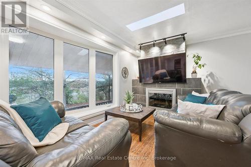 500 Watson Parkway S, Guelph (York/Watson Industrial Park), ON - Indoor Photo Showing Living Room With Fireplace