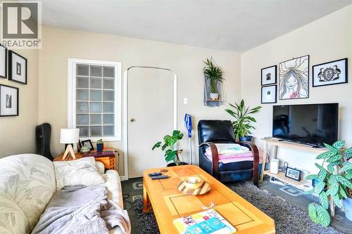 112 29 Avenue Nw, Calgary, AB - Indoor Photo Showing Living Room