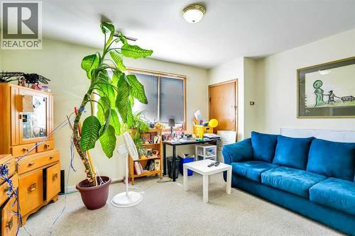 112 29 Avenue Nw, Calgary, AB - Indoor Photo Showing Living Room