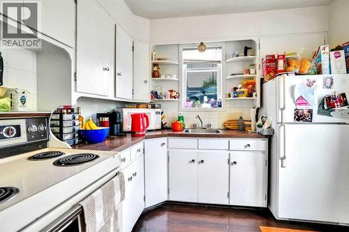 112 29 Avenue Nw, Calgary, AB - Indoor Photo Showing Kitchen