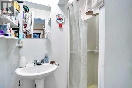 112 29 Avenue Nw, Calgary, AB - Indoor Photo Showing Bathroom