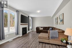 Large familyrm located adjacent to kitchen - 