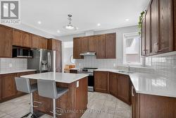 Magnificant kitchen w/loads of cabinetry - 