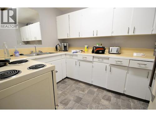 393 Carney Street, Prince George, BC - Indoor Photo Showing Kitchen With Double Sink