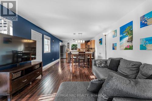 12 Lincoln Road E, Fort Erie (Crystal Beach), ON - Indoor Photo Showing Living Room
