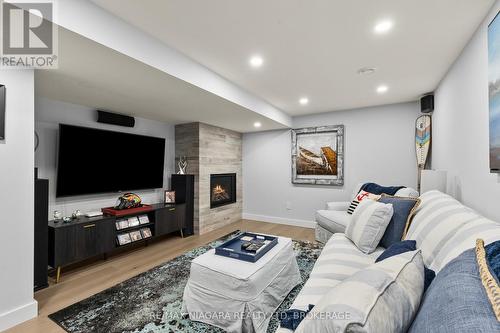 3886 Glenview Drive, Lincoln (Lincoln-Jordan/Vineland), ON - Indoor With Fireplace