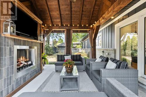 3886 Glenview Drive, Lincoln (Lincoln-Jordan/Vineland), ON - Indoor Photo Showing Living Room With Fireplace
