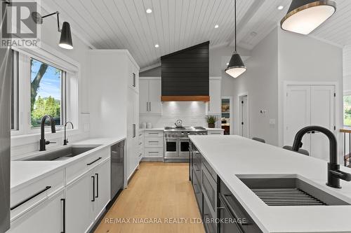 3886 Glenview Drive, Lincoln (Lincoln-Jordan/Vineland), ON - Indoor Photo Showing Kitchen With Upgraded Kitchen