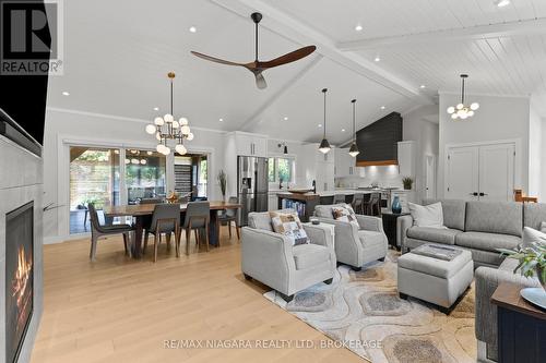 3886 Glenview Drive, Lincoln (Lincoln-Jordan/Vineland), ON - Indoor Photo Showing Living Room