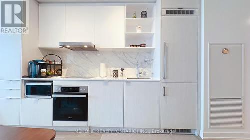 6210 - 55 Cooper Street S, Toronto, ON - Indoor Photo Showing Kitchen