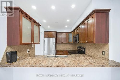 116 - 1538 Lancaster Drive, Oakville, ON - Indoor Photo Showing Kitchen With Double Sink
