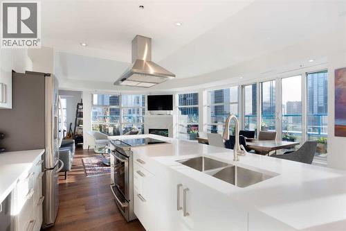 1005, 205 Riverfront Avenue Sw, Calgary, AB - Indoor Photo Showing Kitchen With Double Sink With Upgraded Kitchen