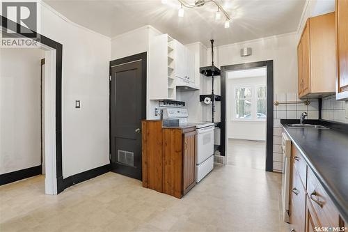 912 5Th Avenue N, Saskatoon, SK - Indoor Photo Showing Kitchen
