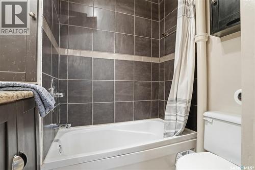 912 5Th Avenue N, Saskatoon, SK - Indoor Photo Showing Bathroom