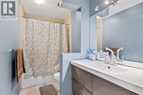 20 Castlegrove Way Ne, Calgary, AB - Indoor Photo Showing Bathroom