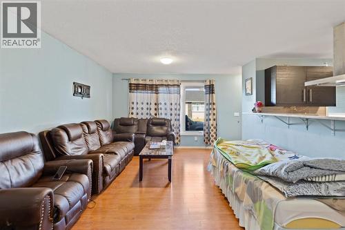 20 Castlegrove Way Ne, Calgary, AB - Indoor Photo Showing Living Room