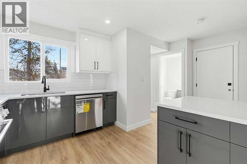 5610 Pensacola Crescent Se, Calgary, AB - Indoor Photo Showing Kitchen