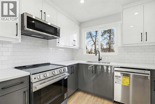 5610 Pensacola Crescent Se, Calgary, AB - Indoor Photo Showing Kitchen With Stainless Steel Kitchen With Double Sink With Upgraded Kitchen