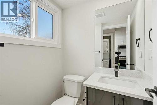 5610 Pensacola Crescent Se, Calgary, AB - Indoor Photo Showing Bathroom