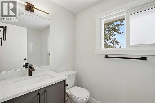 5610 Pensacola Crescent Se, Calgary, AB - Indoor Photo Showing Bathroom