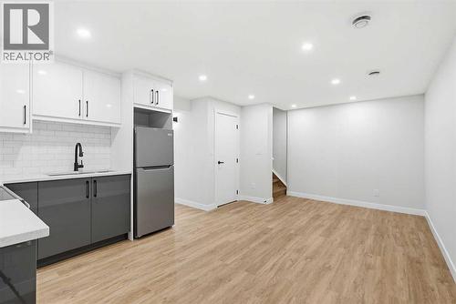 5610 Pensacola Crescent Se, Calgary, AB - Indoor Photo Showing Kitchen