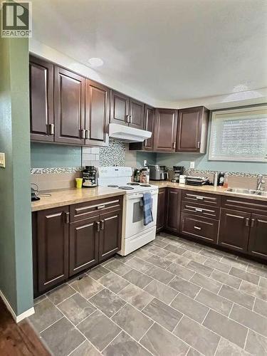 13 Aspen Crescent, Jasper, AB - Indoor Photo Showing Kitchen