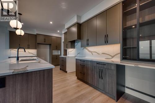 1030 Emslie Street, Kelowna, BC - Indoor Photo Showing Kitchen