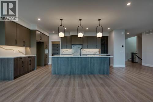 1030 Emslie Street, Kelowna, BC - Indoor Photo Showing Kitchen