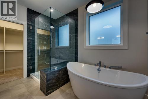 1030 Emslie Street, Kelowna, BC - Indoor Photo Showing Bathroom
