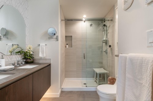 815-2000 Hannington Rd, Langford, BC - Indoor Photo Showing Bathroom