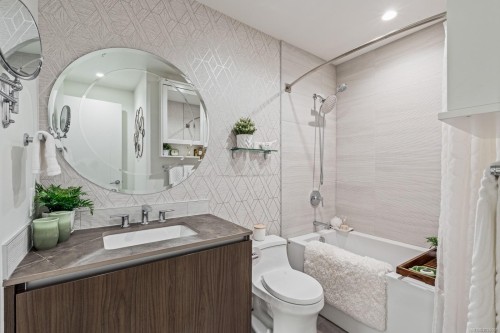 815-2000 Hannington Rd, Langford, BC - Indoor Photo Showing Bathroom