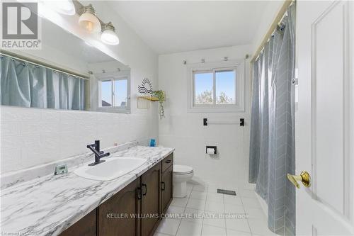 2 Morningstar Court, Hamilton, ON - Indoor Photo Showing Bathroom