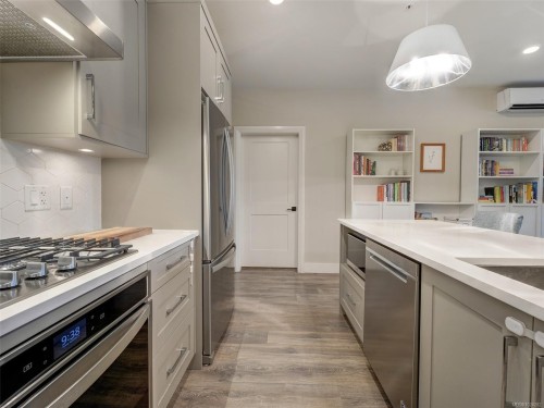 503-741 Travino Lane, Saanich, BC - Indoor Photo Showing Kitchen