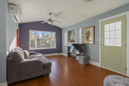 2562 Wentwich Rd, Langford, BC - Indoor Photo Showing Living Room