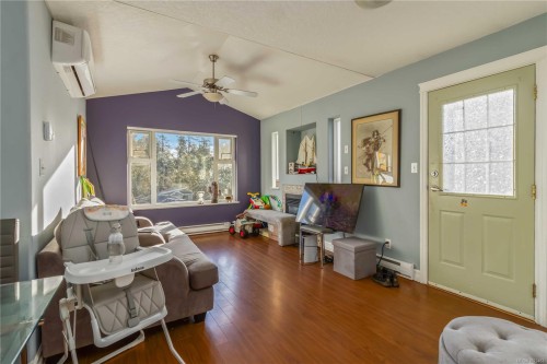 2562 Wentwich Rd, Langford, BC - Indoor Photo Showing Living Room